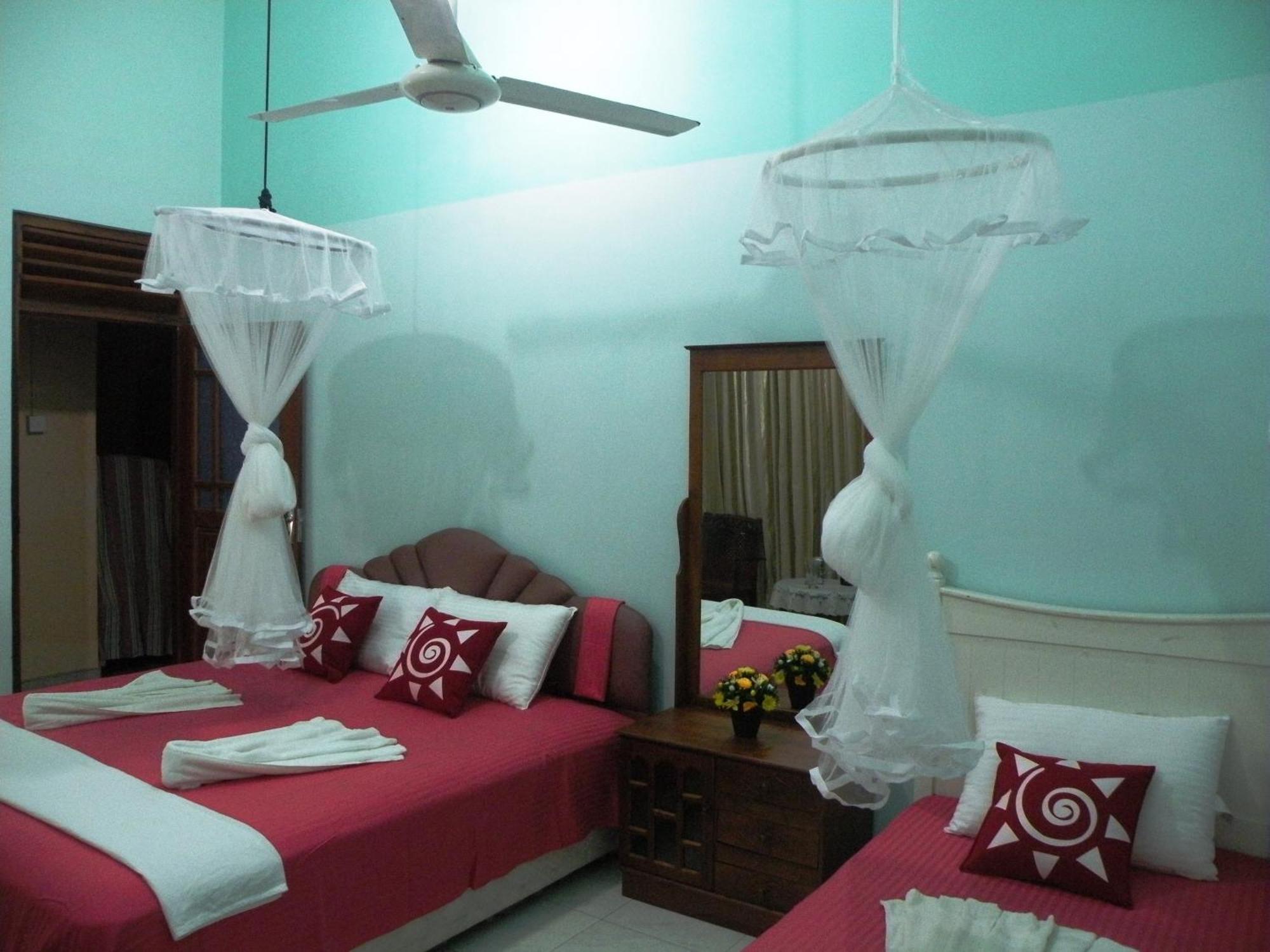 Henderson Airport Residence Negombo Oda fotoğraf