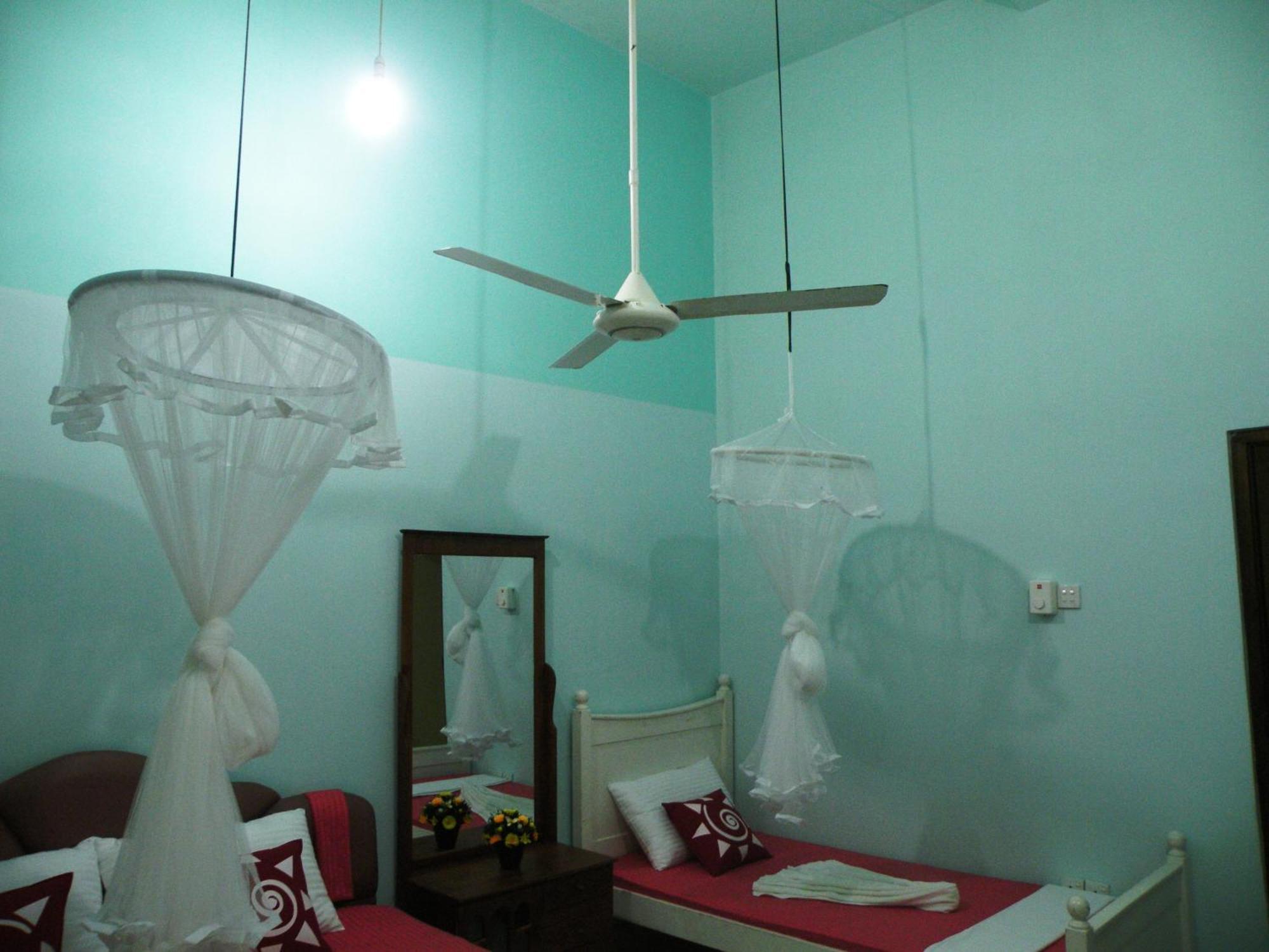 Henderson Airport Residence Negombo Oda fotoğraf